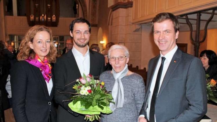 Dorothee Kellermann von Schele und Tobias Patzwald dankten Helga Gravemann mit ihren Einsatz im Besuchsdienstkreis und Andrè Berghegger (von links) für seine Bürgerpredigt. 