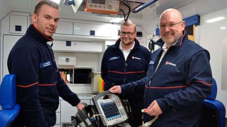 Problemloser Übergang: (v. l.) Julius Walter, Jens Marik und Rettungswachenleiter Markus Wegner zeigen die Ausstattung eines der beiden Rettungswagen, die an der Urneburger Straße stationiert sind. Problemloser Übergang: (v. l.) Julius Walter, Jens Marik und Rettungswachenleiter Markus Wegner zeigen die Ausstattung eines der beiden Rettungswagen, die an der Urneburger Straße stationiert sind.