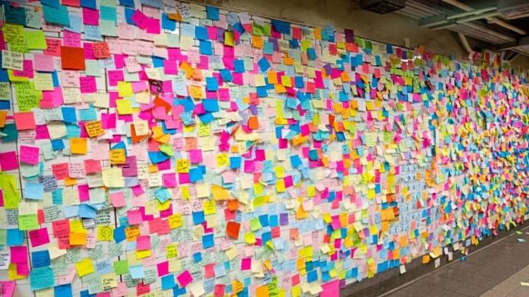 Gesucht, gefunden? Im Gegenteil: Hier wurden die Haftzettel für eine Protestaktion nach der US-Präsidentschaftswahl im November 2016 in einer U-Bahn-Station am Union Square in New York von Trump-Gegnern genutzt. 