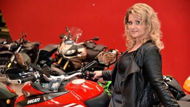 Model Melanie freut sich beim Probesitzen auf die Motorradshow in den Weser-Ems-Hallen in Oldenburg. 
