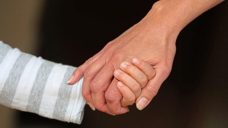 Sterben die Eltern unerwartet, bestimmt das Familiengericht über die weitere Sorge. Wollen Eltern eine bestimmte Person damit beauftragen, können sie eine Sorgerechtsverfügung aufsetzen.  