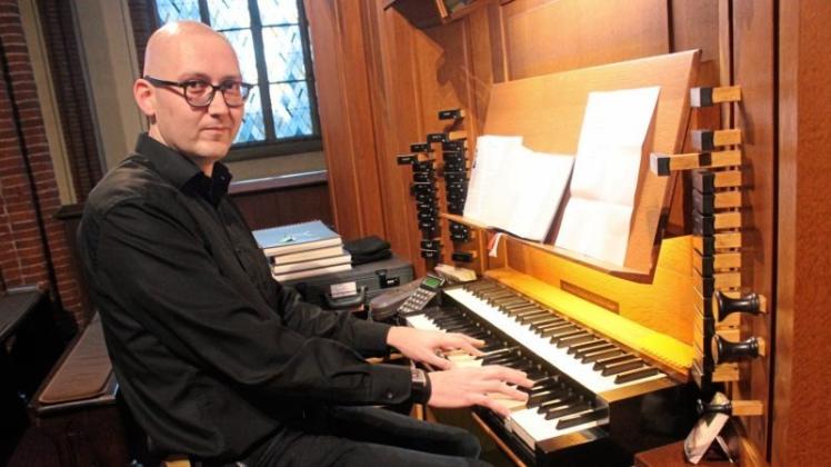 Verwöhnte mit der ganzen Vielschichtigkeit des Orgelspiels: Organist Dirk Elsemann verblüffte am Sonntagabend mit Improvisationen zu Kirchenliedern, die die Gäste eingangs des Konzerts vorgeschlagen hatten. 