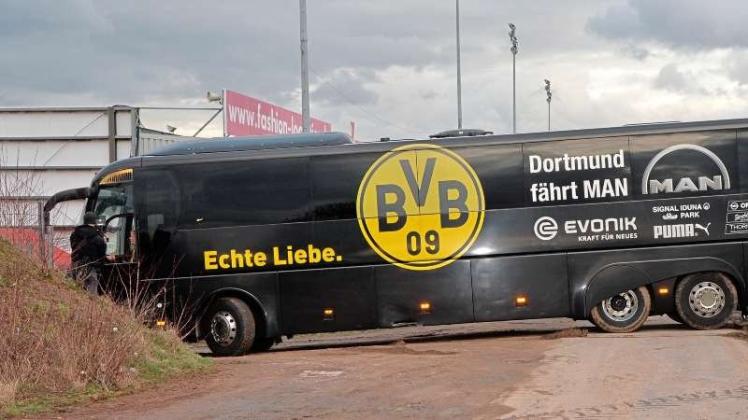 Der lange Mannschaftsbus von Borussia Dortmund hatte Probleme bei der Zufahrt auf das Stadiongelände und hatte sich im Gelände festgefahren. 