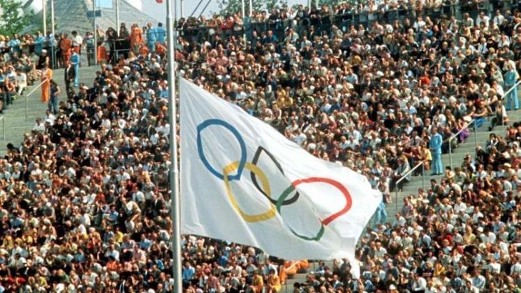 Während der Trauerfeier am 6. September 1972 im Münchener Olympiastadion für die Opfer des palästinensischen Terroranschlags auf die israelische Olympia-Mannschaft hängt die olympische Fahne auf Halbmast. Archivfoto: dpa