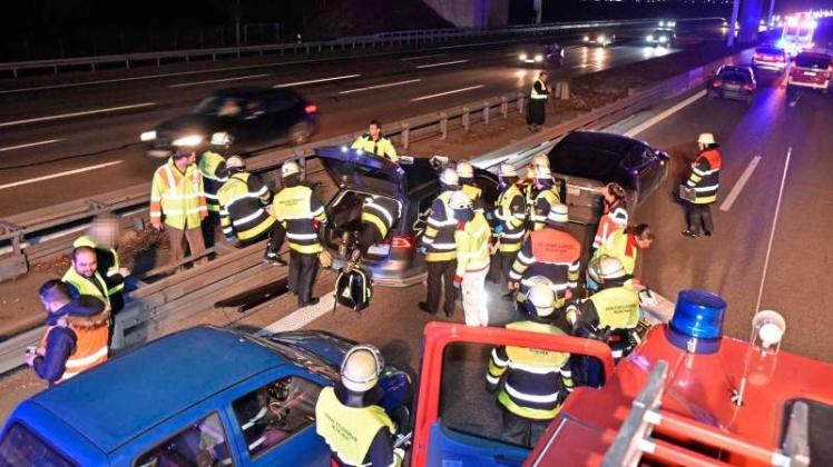 Mit einem waghalsigen Manöver hatte ein Autofahrer auf der A 9 bei München einen außer Kontrolle geratenen Wagen gestoppt. 