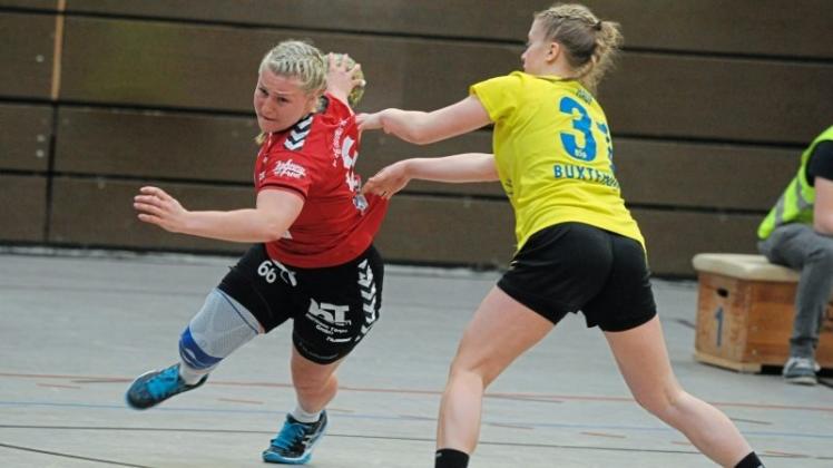 Von der HSG Hude/Falkenburg zurück zum TV Neerstedt: Außenspielerin Nadja Albes (links), hier gegen die Buxtehuderin Alexia Hauf. 