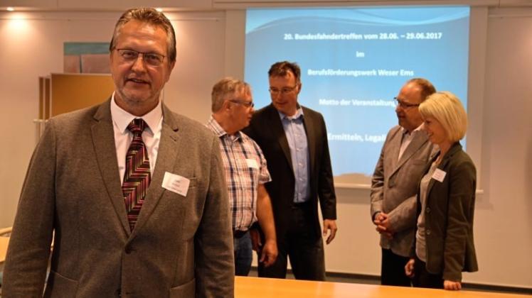 Das 20. Bundesfahndertreffen fand in seinem Revier statt (vorne): Peter Breitkopf vom Landkreis Oldenburg. Mitorganisiert haben (hinten v.l.) Hans-Werner Niesen (Rhein-Kreis Neuss), Jürgen Krystek (Stadt Herten), Wolfgang Stein (Stadt Recklinghausen) und Yvonne Grathenauer (Landkreis Saalekreis). Das 20. Bundesfahndertreffen fand in seinem Revier statt (vorne): Peter Breitkopf vom Landkreis Oldenburg. Mitorganisiert haben (hinten v.l.) Hans-Werner Niesen (Rhein-Kreis Neuss), Jürgen Krystek (Stadt Herten), Wolfgang Stein (Stadt Recklinghausen) und Yvonne Grathenauer (Landkreis Saalekreis).
