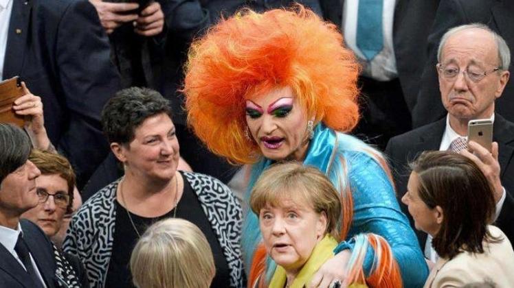 Bundeskanzlerin Angela Merkel (CDU, 2.v.r.), Drag Queen Olivia Jones (M) und Jogi Löw (l) vor der Wahl des Bundespräsidenten. 