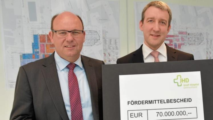 Seite an Seite hatten Thomas Breidenbach (links) und Peter König erst im März den Förderbescheid des Landes über die Zusage von 70 Millionen Euro für den Krankenhausneubau präsentiert. 