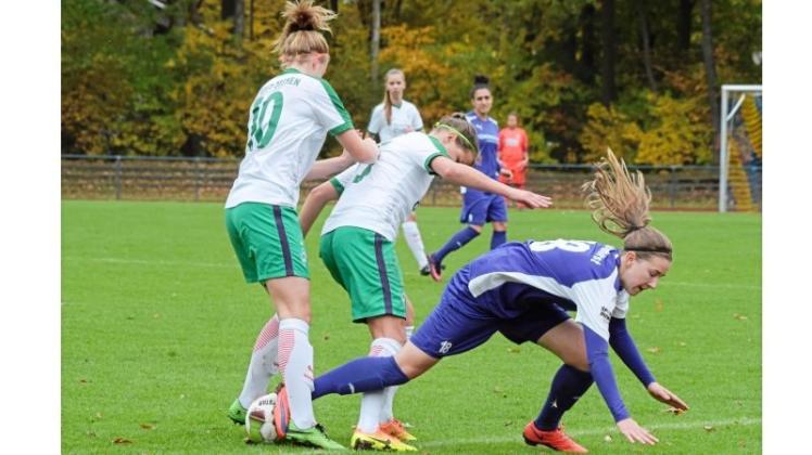 Rückspiel: Die Fußballerinnen des TV Jahn Delmenhorst um Julia Hechtenberg (Mitte) treten an diesem Sonntag beim SV Werder Bremen II an. 