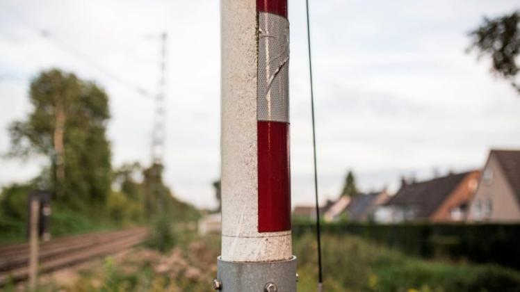 In Ganderkesee, Landkreis Oldenburg, hat ein Unbekannter eine Bahnschranke abgebrochen. Symbolfoto: Marcel Kusch/dpa