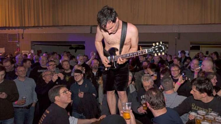 Die Dirty Deeds sorgten für mächtig Stimmung beim Rock Event Heavy Metal Thunder in Achmer - ein Ausflug ins Publikum war obligatorisch. Foto André Havergo