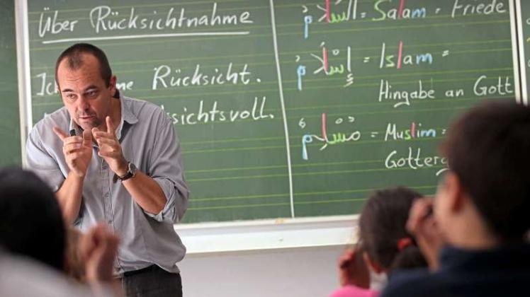 Der Religionslehrer Ridwan Bauknecht unterrichtet in Bonn an der Robert-Koch-Schule islamische Religion. In Niedersachsen lassen sich immer mehr Lehramtsstudierende für dieses Fach ausbilden. 