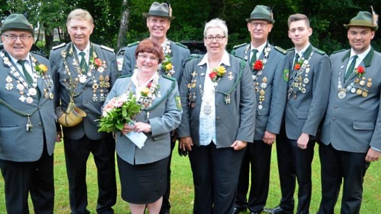 Die neuen Majestäten des Schützenvereins Ganderkesee: (von links) Seniorenkönig Hartmut Schneider, Vogel- und Vizekönig Helmut Quathamer, König Konrad Lübbe, Königin Astrid Eilers (vorne), Alterskönigin Brigitte Neuse, Alterskönig Rainer Lueßmann, Juniorenkönig Lars-Gerrit Warrelmann und Jugendkönig Jannik Eggert. Die neuen Majestäten des Schützenvereins Ganderkesee: (von links) Seniorenkönig Hartmut Schneider, Vogel- und Vizekönig Helmut Quathamer, König Konrad Lübbe, Königin Astrid Eilers (vorne), Alterskönigin Brigitte Neuse, Alterskönig Rainer Lueßmann, Juniorenkönig Lars-Gerrit Warrelmann und Jugendkönig Jannik Eggert.
