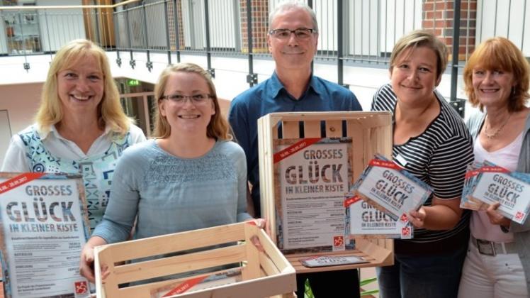 Sie erinnern noch einmal an den Kreativwettbewerb „Großes Glück in kleiner Kiste“: (von links) Birgit Geerken, Lisa Guenter, Lutz Auffarth, Beate Pollak und Hille Krenz. 