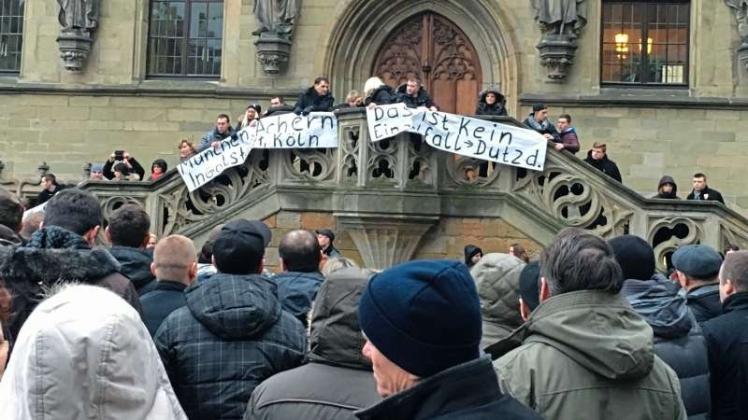 300 Menschen hatten sich in Osnabrück unter dem Motto „Wir fordern Aufklärung im Fall des 13-jährigen Mädchens aus Berlin. Wir sind gegen Gewalt in Deutschland“ Vor dem Rathaus in Osnabrück versammelt. 