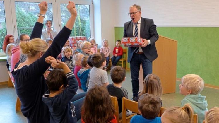 Bürgermeister Peter Gausmann hatte zur Einweihung des neu gestalteten St. Franziskus-Kindergartens Geschenke im Gepäck, was bei Kindern und Erziehern gleichermaßen gut ankam. 