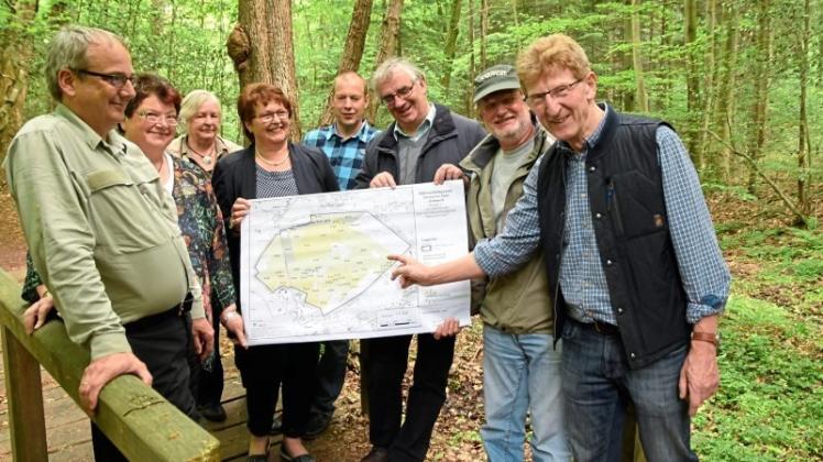 Wie das Naturschutzgebiet aufgeteilt ist und was die Folgen sind erklärt Georg Schinnerer (rechts) den FDP-Mitgliedern. 