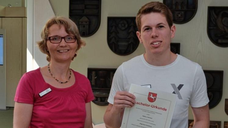 Beate Jüchter, Ausbildungsleiterin beim Landkreis Oldenburg, ist stolz auf ihren Schützling: Steffen Lindemann hat sein duales Studium als einer der Jahrgangsbesten abgeschlossen. 