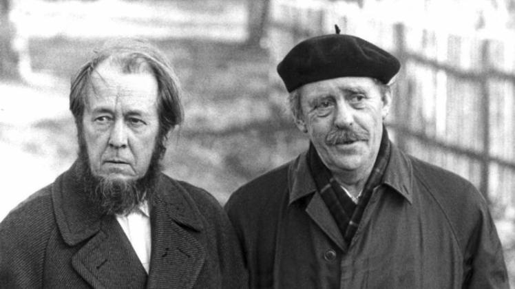 Der russische Schriftsteller und Nobelpreisträger für Literatur Alexander Solschenizyn mit seinem Gastgeber, dem deutschen Schriftsteller Heinrich Böll (rechts). 