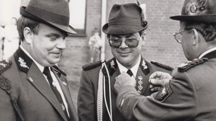Unser Nostalgiebild zeigt die Auszeichnung zweier Schützen in Hengsterholz im August 1989. Archivfoto: Pollem
