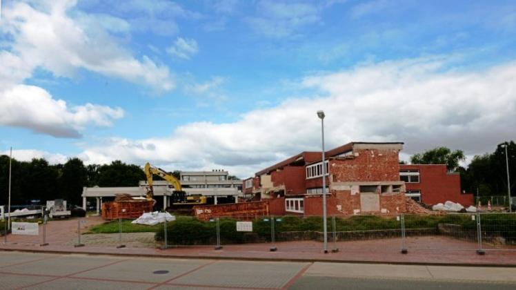 Mitte Oktober soll an der Jahnstraße mit dem Neubau der Oberschule Artland begonnen werden. Bis dahin haben die Bagger die bisherigen Gebäude dem Erdboden gleichgemacht. 