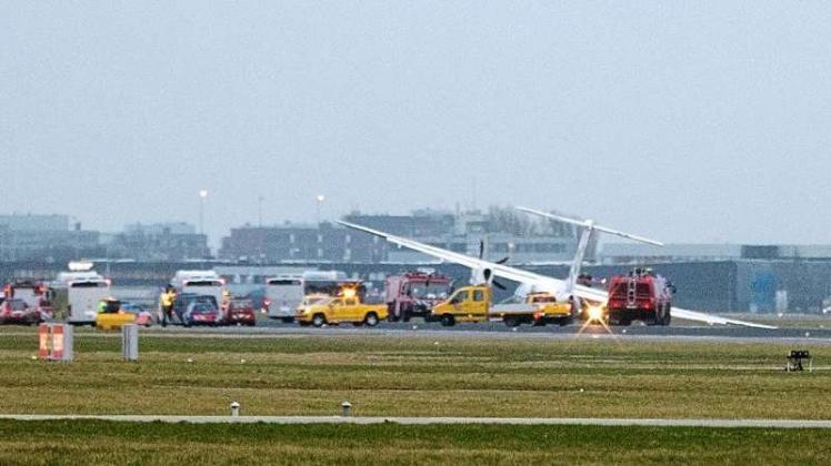 Bruchlandung: Beim Aufsetzen auf der Landebahn in Schiphol brach das Tragegestell der Flybe-Maschine zusammen. 