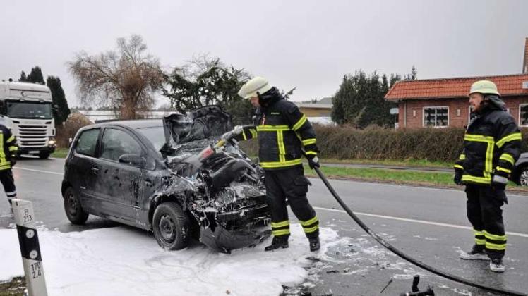 Die Feuerwehr konnte den Brand eines Pkw in Brögbern schnell löschen. 