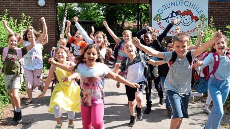 Freudig in die Ferien: Die Klasse 3a der Grundschule Bungerhof-Hasbergen freut sich auf die freie Zeit. 