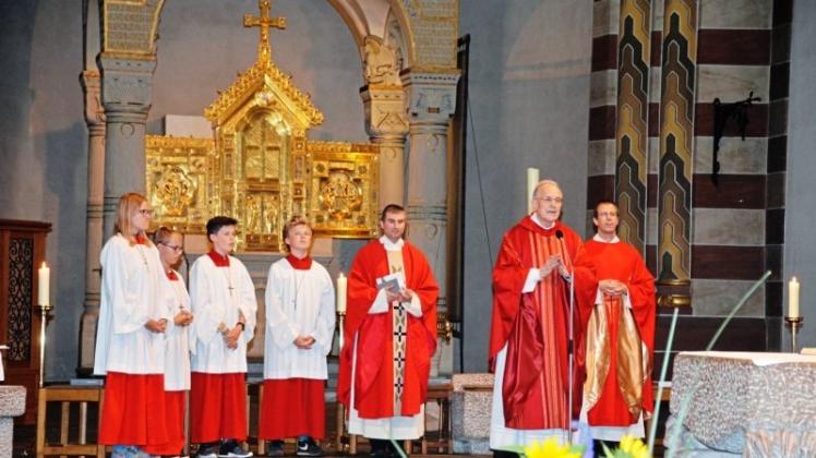 Helmut Moll (2. von rechts) erhielt in Ankum den August-Benninghaus-Preis. Mit Pfarrer Ansgar Nolte (rechts) und Pastor Stefan Tiedje (5. von links) hielt der Prälat zuvor eine feierliche Messe in der St.-Nikolaus-Kirche.