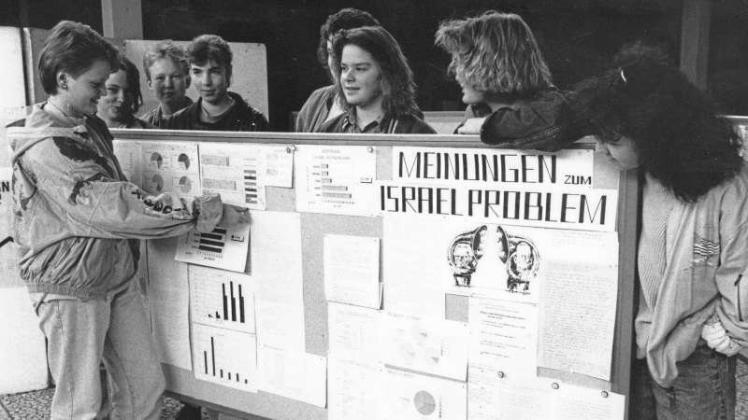Realschüler präsentieren im Juni 1991 die Ergebnisse eines Politik-Projekts. 