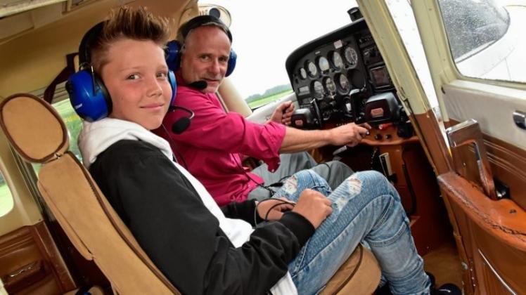 Schon mal zur Probe sitzen für den Kinderflugtag: Pilot Jochen Klein und der fluginteressierte Joe Warnecken (12) aus Delmenhorst im Schulflugzeug Cessna F 172. 