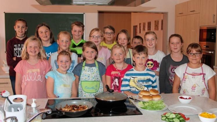 16 kleine Nachwuchsköche hatten viel Spaß an der Ferienpassaktion „Landfrauen kochen mit Kindern“ in Freren. 