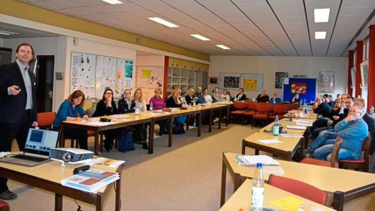 Die Arbeitsgruppe Schule des KPR Delmenhorst und die Polizei Delmenhorst gaben Lehrern der BBS I ein Coaching zum richtigen Umgang mit drogennehmenden Schülern. 