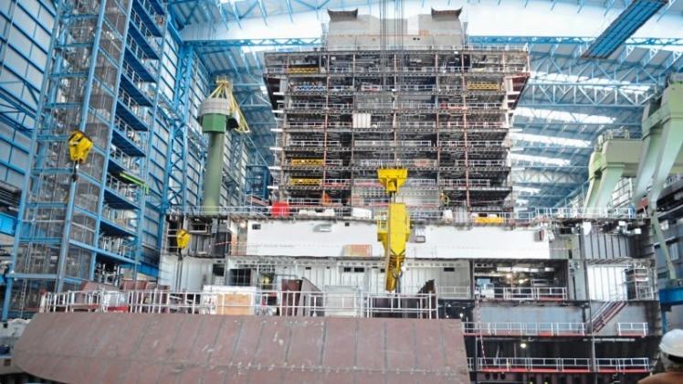 In den überdachten Schiffbauhallen entstehen weiter Ozeanriesen: Die Auftragsbücher der Papenburger Meyer Werft sind so voll wie nie. 