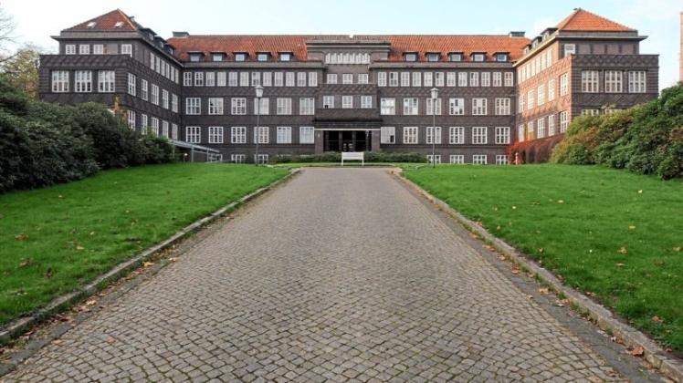 Am denkmalgeschützten Hauptgebäude des Krankenhauses in Deichhorst nagt der Zahn der Zeit. 