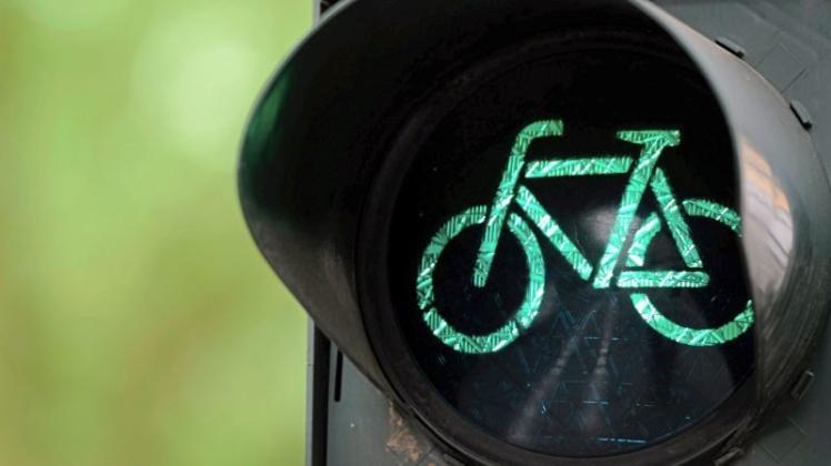 Ein Radfahrer hat am Dienstagmittag ein Messgerät umgerissen und ist anschließend weiter gefahren. Symbolfoto: Marius Becker/dpa