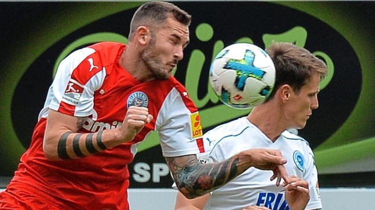 Einsatz gefährdet: Jonas Acquistapace (rechts, hier im Test gegen Holstein Kiel).