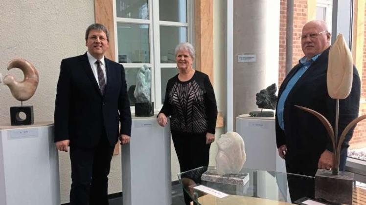 Bei der Eröffnung: (von links) Bürgermeister Günter Wigbers begrüßte die Bildhauerin Corina Kiela mit Ehemann Peter Kiela im Ludmillenhof. 