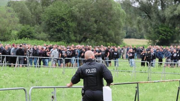 Anhänger der rechten Szene gehen zu einem Neonazi-Konzert in Südthüringen. 