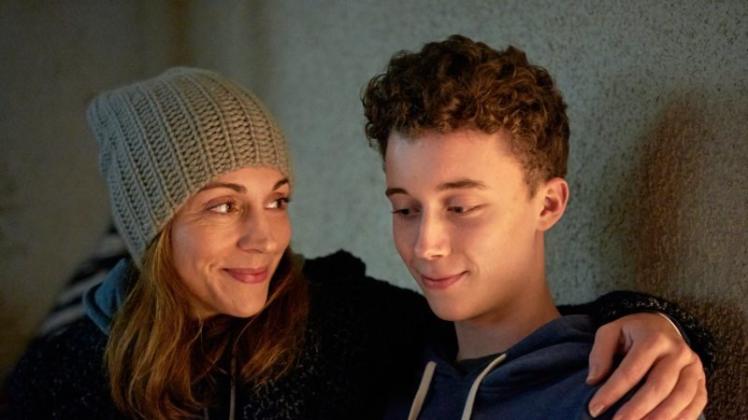 Johanna Winkler (Ulrike C. Tscharre) versucht, ihren Sohn Ben (Tim Litwinschuh) verstehen. 