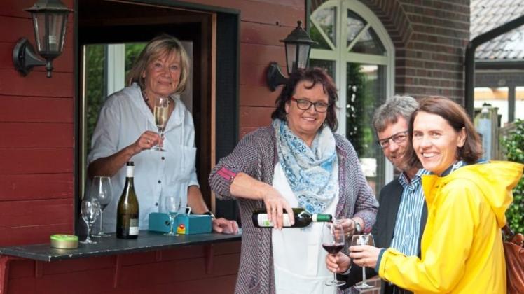 Haben den Weinstand eröffnet: (von links) Annegret von Loyen, Anita Ludwig, Markus Paschke und Andrea Kötter. 