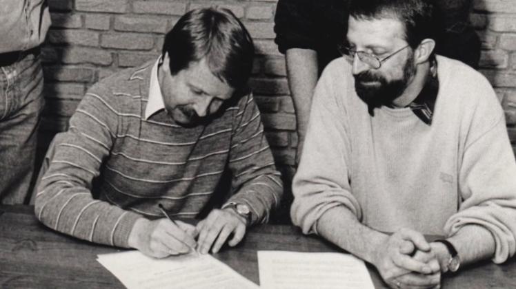 Am 11. Mai 1992 wurde die Gründung der HSG Delmenhorst besiegelt: Die Vorsitzenden (von links) des VSK Bungerholf, Rolf Albers, und des TV Deichhorst, Helmfried Unger, unterzeichneten den Fusions-Vertrag der Handball-Abteilungen. 
