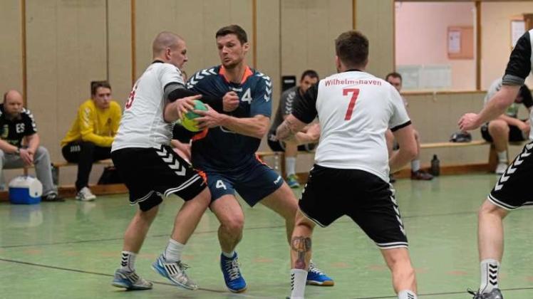 Müssen um den Verbleib in der Landesklasse kämpfen: die Handballer der HSG Grüppenbühren/Bookholzberg II um Kristen Krüger (mit Ball). Müssen um den Verbleib in der Landesklasse kämpfen: die Handballer der HSG Grüppenbühren/Bookholzberg II um Kristen Krüger (mit Ball).