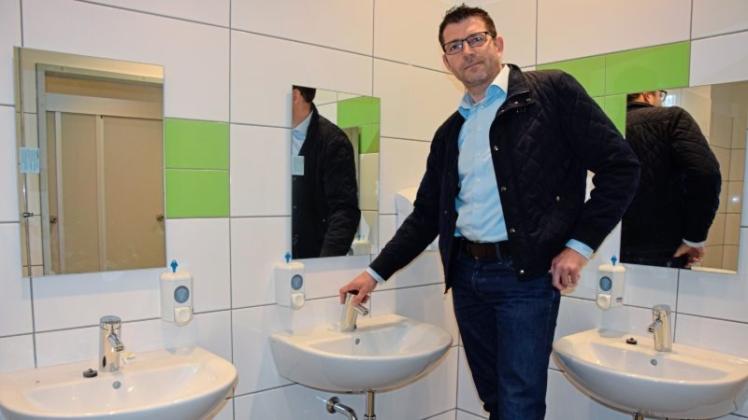 Die stinkenden Toiletten in der Grundschule Buer sind Vergangenheit: Davon überzeugte sich Guido Kunze vom Gebäudemanagement bei einem Rundgang durch die Räume der sanierten Sanitäranlagen. 
