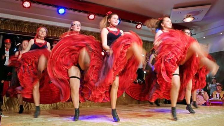 Die Prinzengarde „Sweet Sixteen“ begeisterte beim Kostümfest des Kolping Karnevals Clubs in Hollage mit einem CanCan-Tanz. 