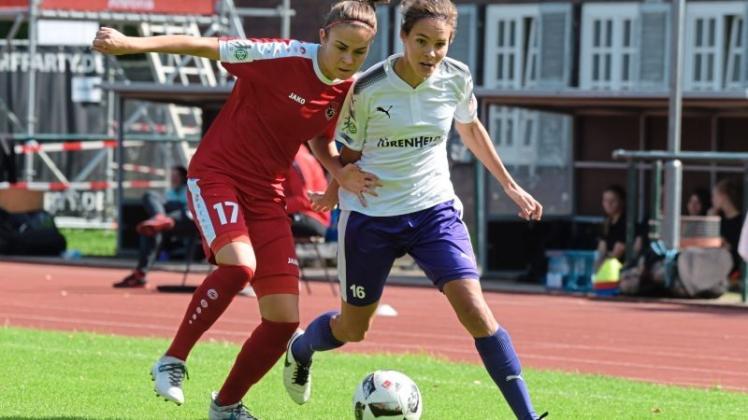 Nicht aufzuhalten: Jahn-Stürmerin Anna Mirbach (rechts) setzte sich gegen Helen Baus vom Herforder SV durch. Die Delmenhorsterin schoss alle vier Tore beim 4:3-Heimsieg des Bundesliga-Aufsteigers über den Herforder SV. 