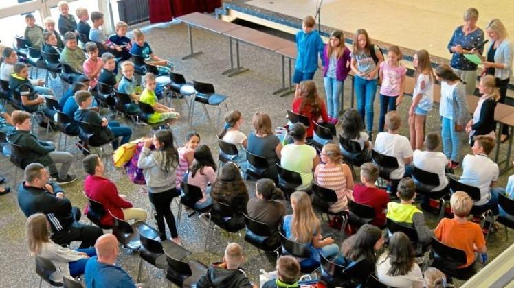 Spannend für die „Starter“ der Hermann Freye Gesamtschule: Die Klasseneinteilung wurde bei der Willkommensfeier in der Aula bekannt gegeben. Archivfoto: Carolin Hlawatsch