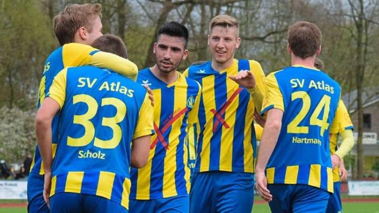 Doppelpacker: Lars Scholz vom SV Atlas Delmenhorst lässt sich von seinem Teamkollegen feiern. Doppelpacker: Lars Scholz vom SV Atlas Delmenhorst lässt sich von seinem Teamkollegen feiern.