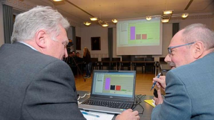 Gespannt warteten Wahlleiter Heinz Korte (links) und Samtgemeindebürgermeister Claus Peter Poppe im Sitzungssaal des Quakenbrücker Rathauses auf die eingehenden Ergebnisse. 